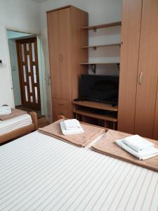 Tempat tidur dalam kamar di Apartmani Galiot