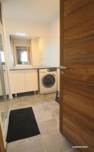 Ένα μπάνιο στο Magnifique T5 Duplex de Grand Standing 120m2 neuf classé 4 étoiles pour 8 personnes en plein centre de Saint-Lary-Soulan