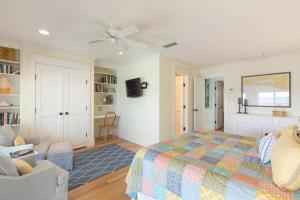 - une chambre avec un lit et un salon dans l'établissement Sea Bluff Townhomes 02, à Santa Rosa Beach
