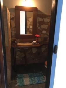 un baño con lavabo y espejo en Pousada Casa Pindorama, en Santa Cruz Cabrália