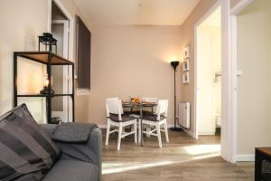 una sala de estar con una mesa y sillas en The Sants's balcony, en Barcelona