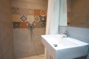 une salle de bain avec un lavabo et une douche dans l'établissement RIAD Miel & Une Nuit, à Marrakech 56 autres photos