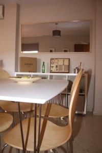 een keuken met een witte tafel en stoelen bij Fuengirola Playa y céntrico in Fuengirola
