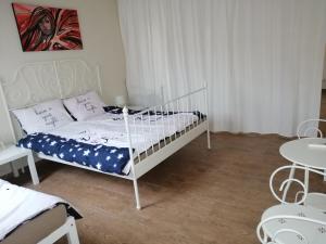 Postel nebo postele na pokoji v ubytování Retro apartment