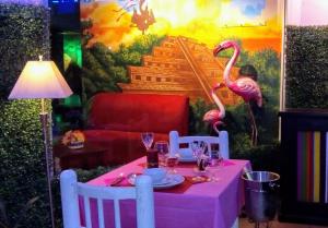 une table rose avec deux flamants roses dessus dans l'établissement Hotel Esmeralda, à Poza Rica de Hidalgo