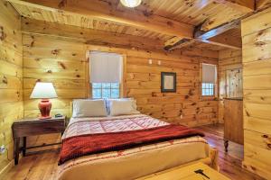 Photo de la galerie de l'établissement Ski Lodge Mtn Retreat with Fire Pit, Deck and Views!, à Starksboro