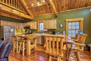 Kuchyň nebo kuchyňský kout v ubytování Ski Lodge Mtn Retreat with Fire Pit, Deck and Views! + 24 fotografií