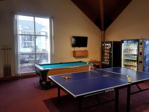 Cette chambre dispose de 2 tables de ping-pong et d'une télévision. dans l'établissement Palace View Resort by Spinnaker, à Branson