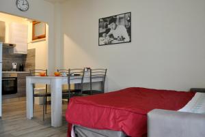 A casa di Lisa in Cisanello في بيزا: غرفة معيشة مع طاولة ومطبخ