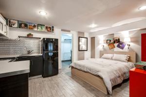 Køkken eller tekøkken på Tranquil Pottsboro Studio with Fire Pit, Forest View