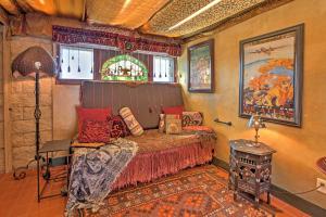 ein Schlafzimmer mit einem Bett in einem Zimmer in der Unterkunft Dreamy Houston Boho Cottage with Private Pool! in Houston + 16 Fotos
