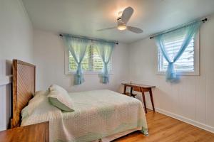 1 dormitorio con 1 cama y ventilador de techo en Charming Historic Hilo House Minutes to Beach! en Hilo