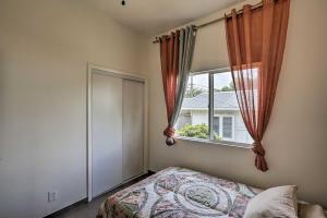 Tempat tidur dalam kamar di Remodeled Honolulu Apartment with Courtyard Downtown