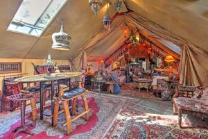 Zimmer mit einem Zelt mit Tischen und Stühlen in der Unterkunft Dreamy Houston Boho Cottage with Private Pool! in Houston