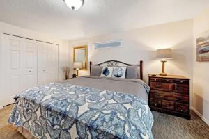 A bed or beds in a room at Newport House at Nye Beach