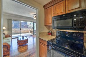 una cucina con fornelli e microonde di Downtown Air Conditioned Condo Walk to Beaches a Kailua-Kona