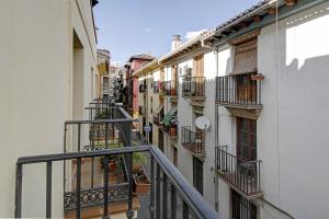Una vista de un callejón con balcones y edificios. en Apartamentos Turísticos Centro, en Granada