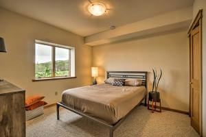 Postel nebo postele na pokoji v ubytování Home with Kachemak Bay View - 5 Miles to Downtown!