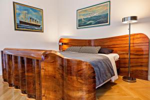 En eller flere senge i et værelse på Deluxe Beachfront Apartment Klara, Lovran