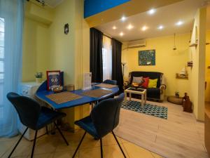 ブカレストにあるSunny Old Town Apartmentsのリビングルーム(青いテーブル、椅子付)