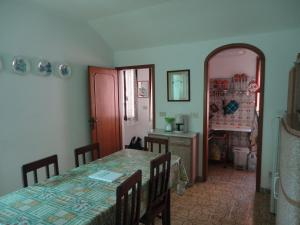 威尼斯的住宿－Casa Vacanze "Al Castello" Venezia，一间带桌子和粉红色门的用餐室
