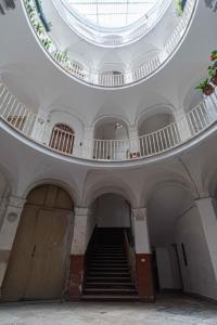 un bâtiment vide avec des escaliers et un plafond voûté dans l'établissement Comfort As Usual, à Bari