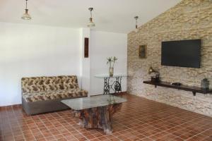 een woonkamer met een bank en een tafel bij Santa Elena Hotel in Cajabamba