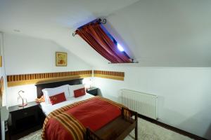 Un pat sau paturi într-o cameră la Complex Turistic "Moara Dragaicilor"