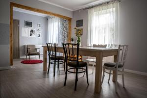 - une salle à manger avec une table et des chaises dans l'établissement Dzikówka, à Dzików Stary