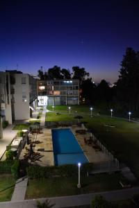 - Vistas a un edificio con piscina por la noche en FerPilar Suite, Concord Pilar en Pilar