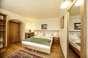 Ένα ή περισσότερα κρεβάτια σε δωμάτιο στο Kraners Alpenhof BIO Bed and Breakfast Pension