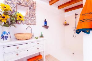 Fotografie z fotogalerie ubytování Finca De Arrieta Village - Yurts and Stone Cottages - Shared Pool - Walking distance to Arrieta Beach - Off Grid v destinaci Tabayesco