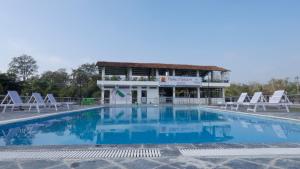una gran piscina con sillas y un edificio en Babai Resort Pvt Ltd, en Bardiyā