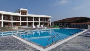 Bazén v ubytování Babai Resort Pvt Ltd nebo v jeho okolí