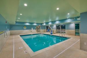 a large swimming pool in a building at Holiday Inn Express & Suites - Mishawaka - South Bend, an IHG Hotel in Granger