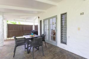 ein Esszimmer mit Tisch und Stühlen in der Unterkunft Muri Beachcomber in Rarotonga