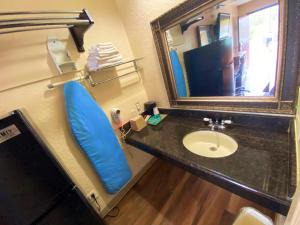 Ванная комната в Economy Lodge Texas City Refinery +25 фотографий