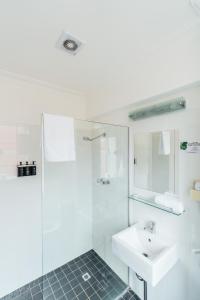 Ett badrum på UNO Hotel Sydney