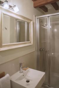 a bathroom with a sink and a shower at La Casa del Tránsito - Living Toledo in Toledo +34 photos