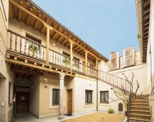 un edificio con balcón y escalera en La Casa del Tránsito, en Toledo
