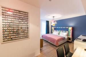 una camera da letto con un letto e un quadro sul muro di Berdorfer Eck - Bed&Breakfast a Berdorf