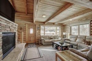 Alpine Ski Lodge: Amazing View and Private Hot Tub في Blue River: غرفة معيشة مع أريكة ومدفأة