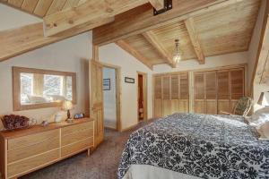 Kama o mga kama sa kuwarto sa Alpine Ski Lodge: Amazing View and Private Hot Tub