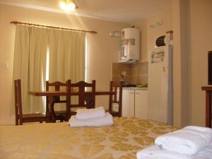 聖何塞的住宿－Complejo Antares，厨房配有一张带毛巾的床。