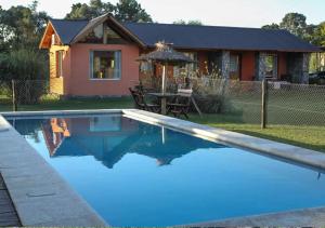 Bazén v ubytování Cabañas Los Sauces nebo v jeho okolí