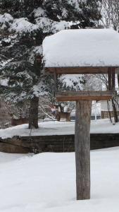 Saint-Narcisse-de-Rimouski的住宿－Gite Duchenier，雪上遮盖的长凳