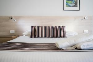 Avoca Beach Hotel客房内的一张或多张床位