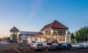 um grande edifício com carros estacionados num parque de estacionamento em Best Western Vista Inn at the Airport em Boise