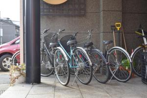 un grupo de bicicletas estacionadas al lado de un edificio en Hotel Hana, en Takayama