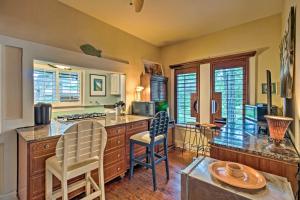 una cucina con due sedie e un piano di lavoro di 1 Mi to Beach Lake Worth Abode with Outdoor Oasis! a Lake Worth